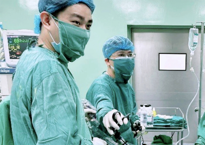 Ärzte führen eine Operation durch, um die Spirale aus dem Bauch der Patientin zu entfernen. Foto von : Hospital provided