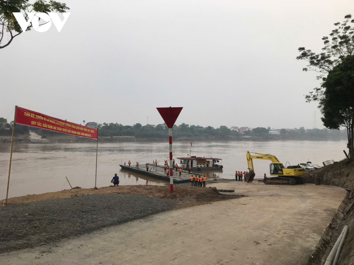 Il est strictement interdit de filmer ou de prendre des photos lorsque les ingénieurs construisent le pont flottant de Phong Chau.