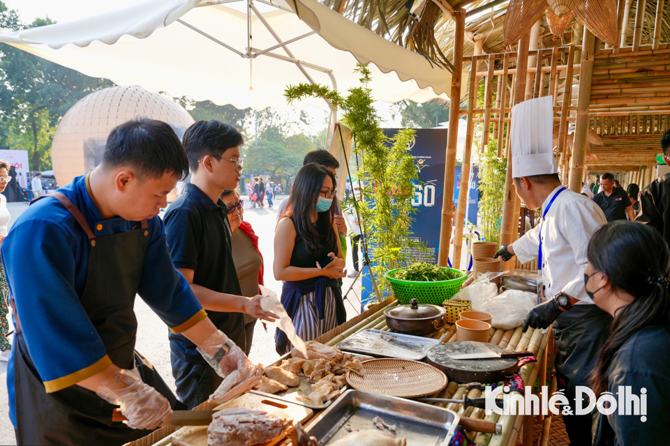 Viele Menschen und Touristen besuchen Hanoi Pho und probieren es.