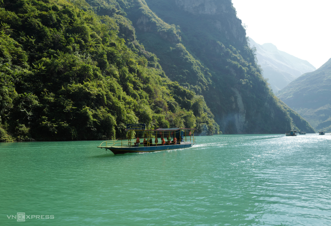 Tàu du lịch chở khách trên sông Nho Quế. Ảnh: Ngọc Thành