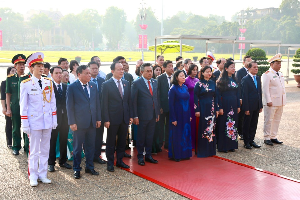 Delegation of Hanoi City commemorates President Ho Chi Minh on the occasion of the 70th anniversary of the Liberation of the Capital.