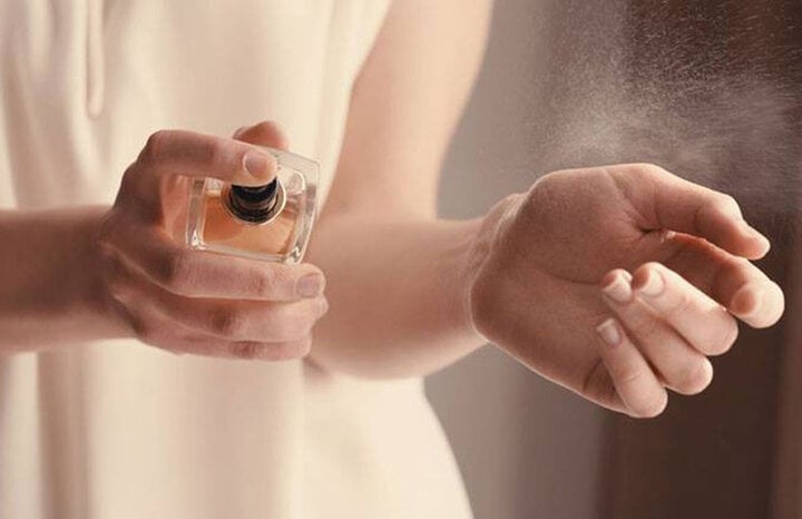 Une peau propre absorbera et retiendra l’odeur du parfum plus longtemps que d’habitude.