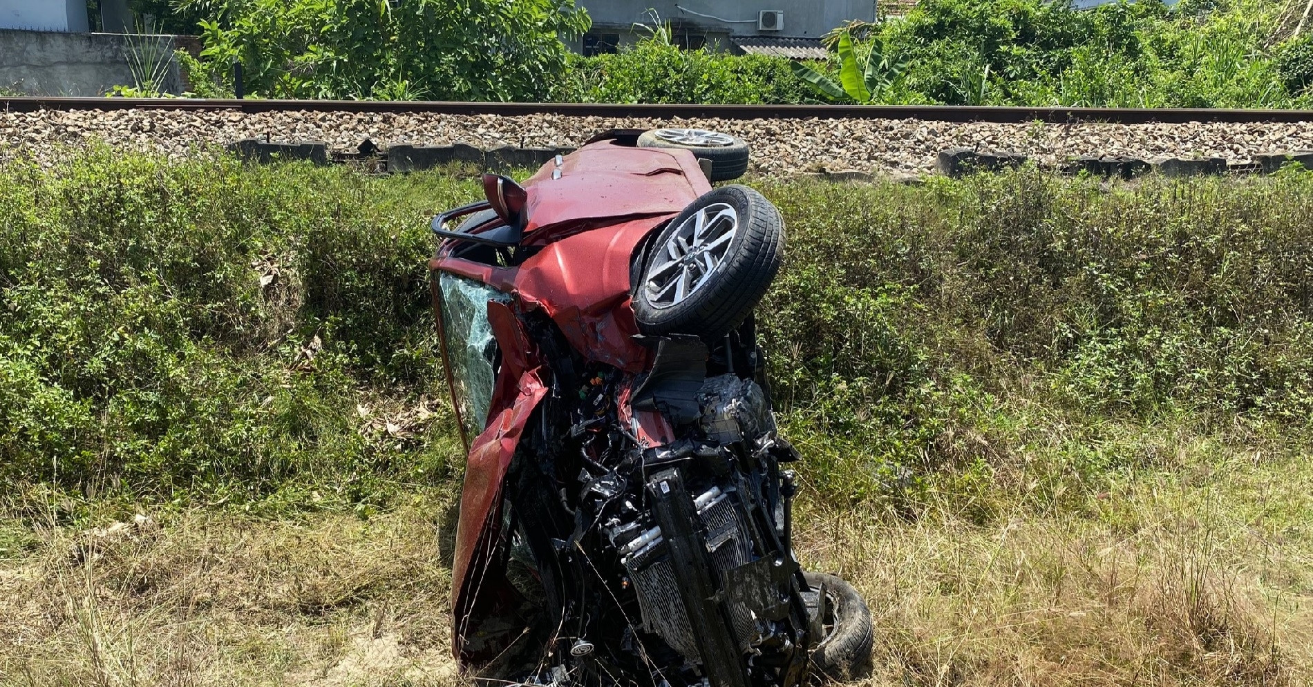 車は列車に押しつぶされ、10メートル近く投げ飛ばされた