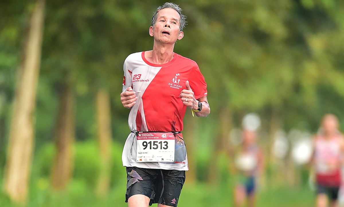 63-jähriger Schneider läuft beim VnExpress Marathon Ha Long unter 3:20