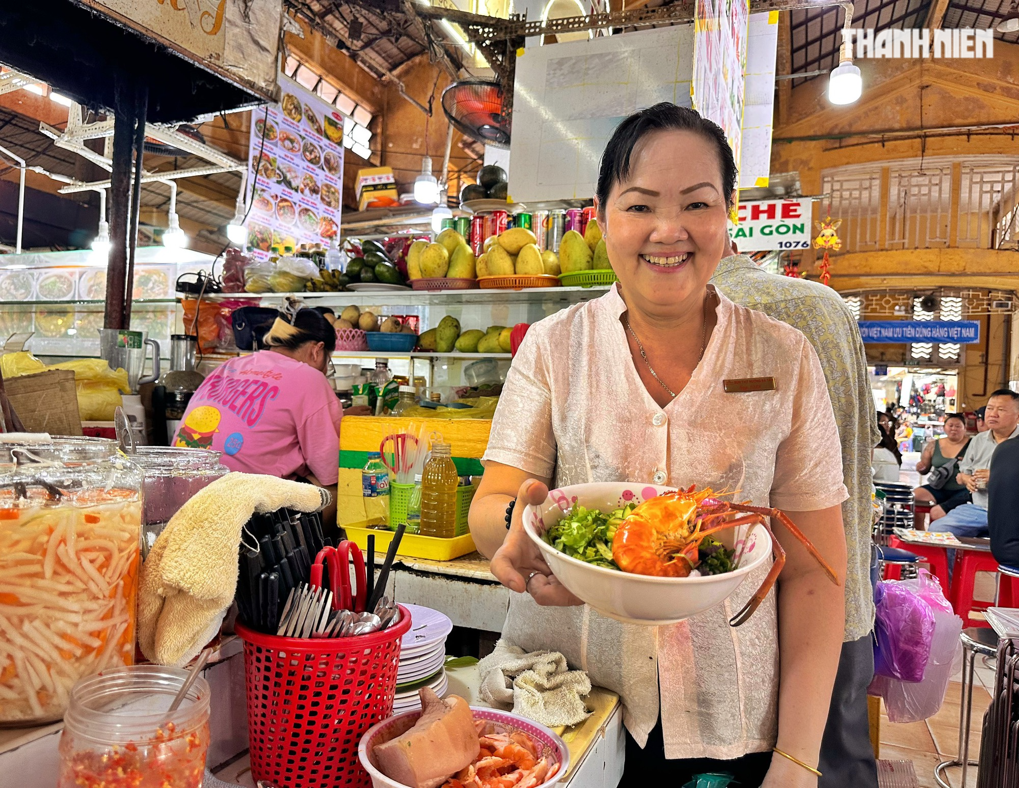 Bún tôm càng 120.000 đồng/tô chợ Bến Thành: Phụ chủ 40 năm, cô ‘osin’ được kế thừa - Ảnh 4.