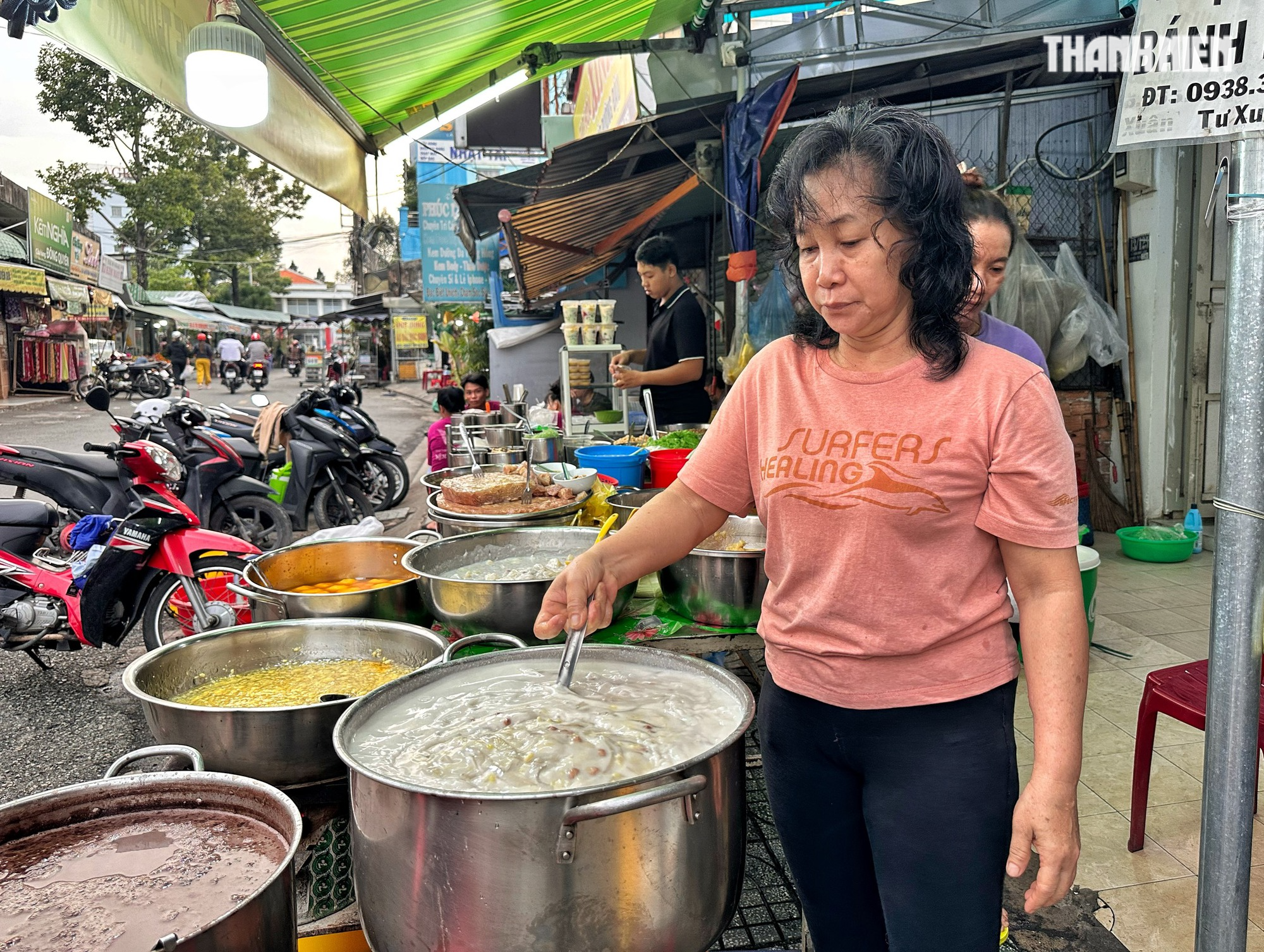 Khách vây kín quán chè nửa thế kỷ ở TP.HCM: ‘Ngày nào cũng ăn vì… nghiện’  - Ảnh 8.