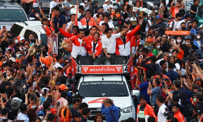 Ông Pita vẫy tay với đám đông ủng hộ ở thủ đô Bangkok, Thái Lan, hôm 15/5. Ảnh: Reuters