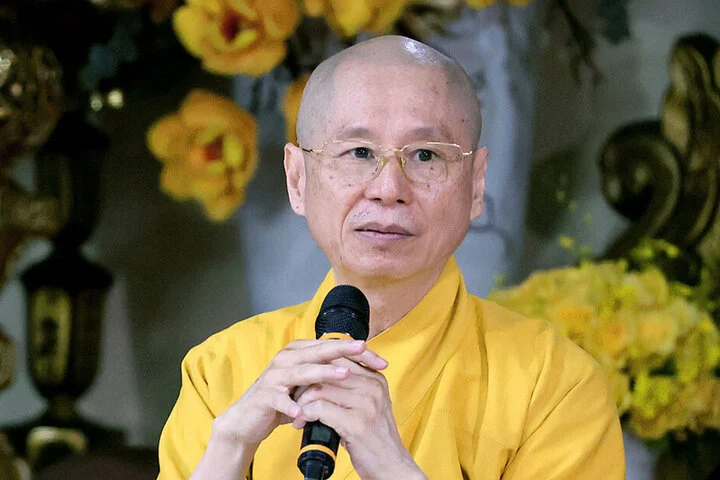 ヴオン・タン・ヴィエット氏は高校の卒業証書を持っていません。学士号を授与した最初の大学は何と言っていますか? -0