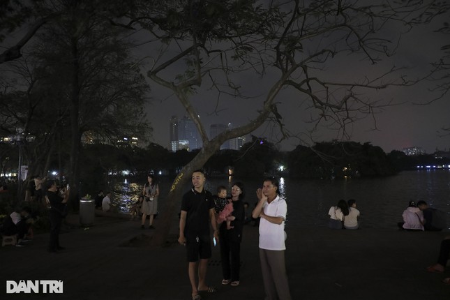 El lago Hoan Kiem es apenas hermoso cuando todas las luces están apagadas durante la Hora del Planeta (foto 8)