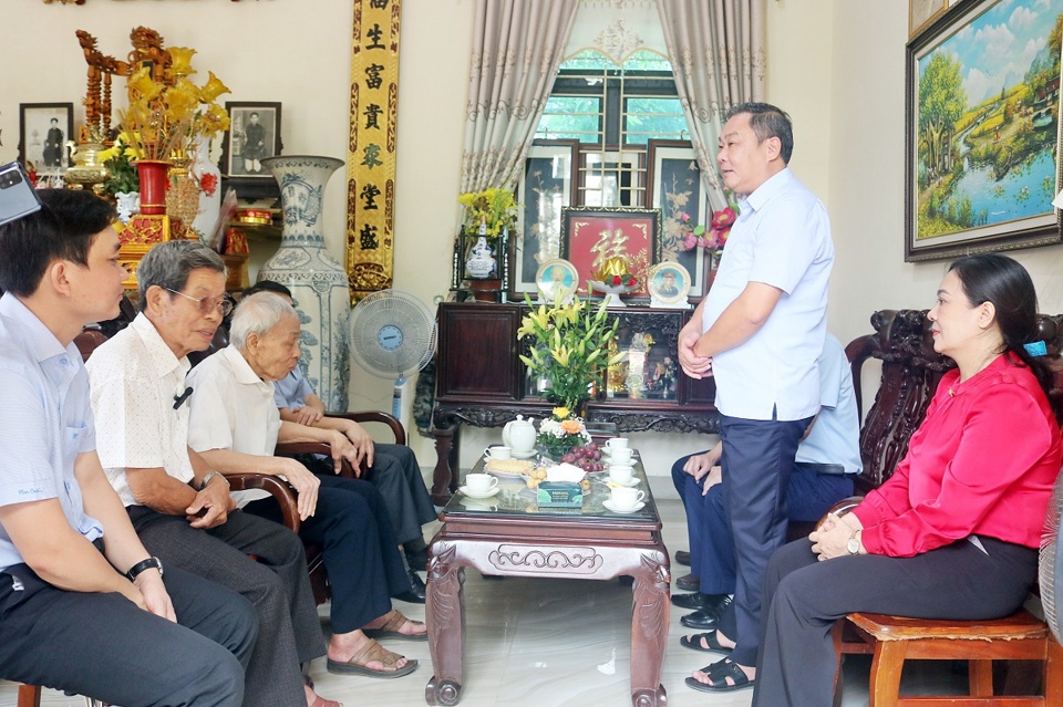 El vicepresidente permanente del Comité Popular de la ciudad, Le Hong Son, visitó a la familia del Sr. Nguyen Dinh Phu (aldea de Bai Truong, comuna de Hoang Dieu, distrito de Chuong My)