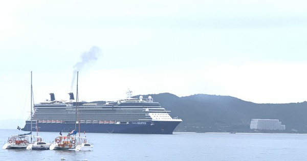 Un navire de croisière international amène des milliers de touristes à Nha Trang