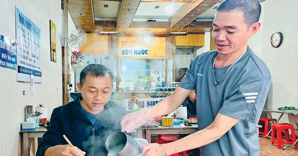 Bun quay, a dish appearing in the mountainous town of Gia Lai, is made from what and has the effect of detoxifying alcohol for drunk people?