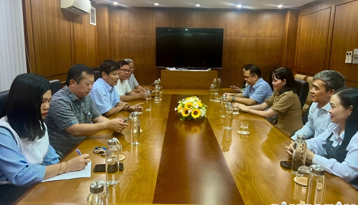 คณะกรรมการประชาชนจังหวัด Hau Giang เยี่ยมชมและอวยพรปีใหม่แก่สมาคมนักข่าวเวียดนาม