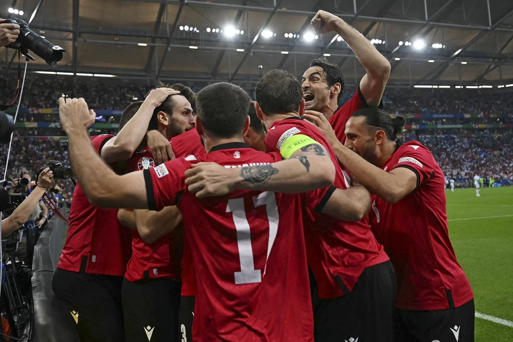 Georgien feiert das Wunder, bei seiner ersten Teilnahme an der EURO-Endrunde das Achtelfinale der EURO 2024 zu erreichen (Quelle: AFP/VNA)