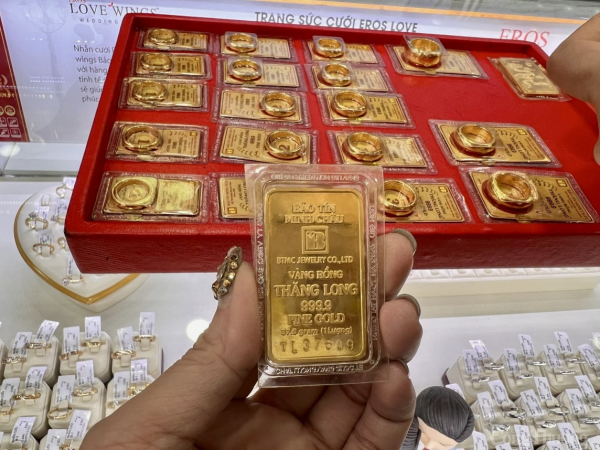 El precio del oro SJC aumentó drásticamente hoy, el anillo de oro 999.9 disminuyó a 69.63 millones de VND/tael.