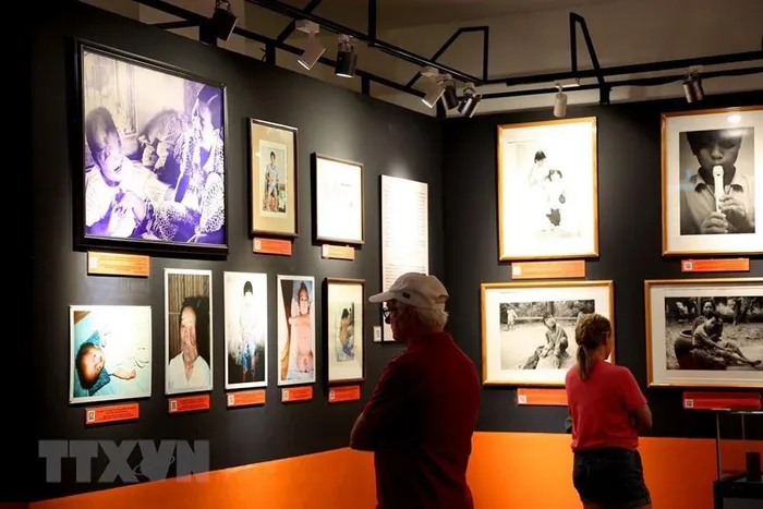 International visitors view images of Vietnamese Agent Orange victims at the War Remnants Museum. (Photo: Hong Dat/VNA)