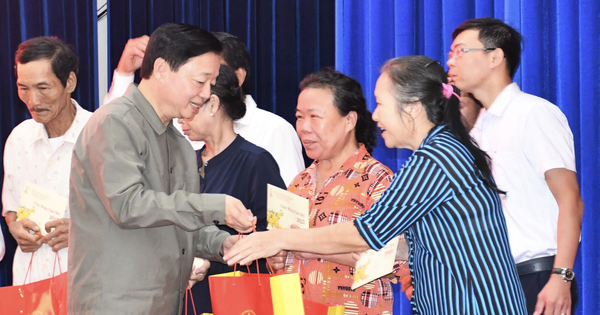 Deputy Prime Minister Tran Hong Ha gives Tet gifts to the poor