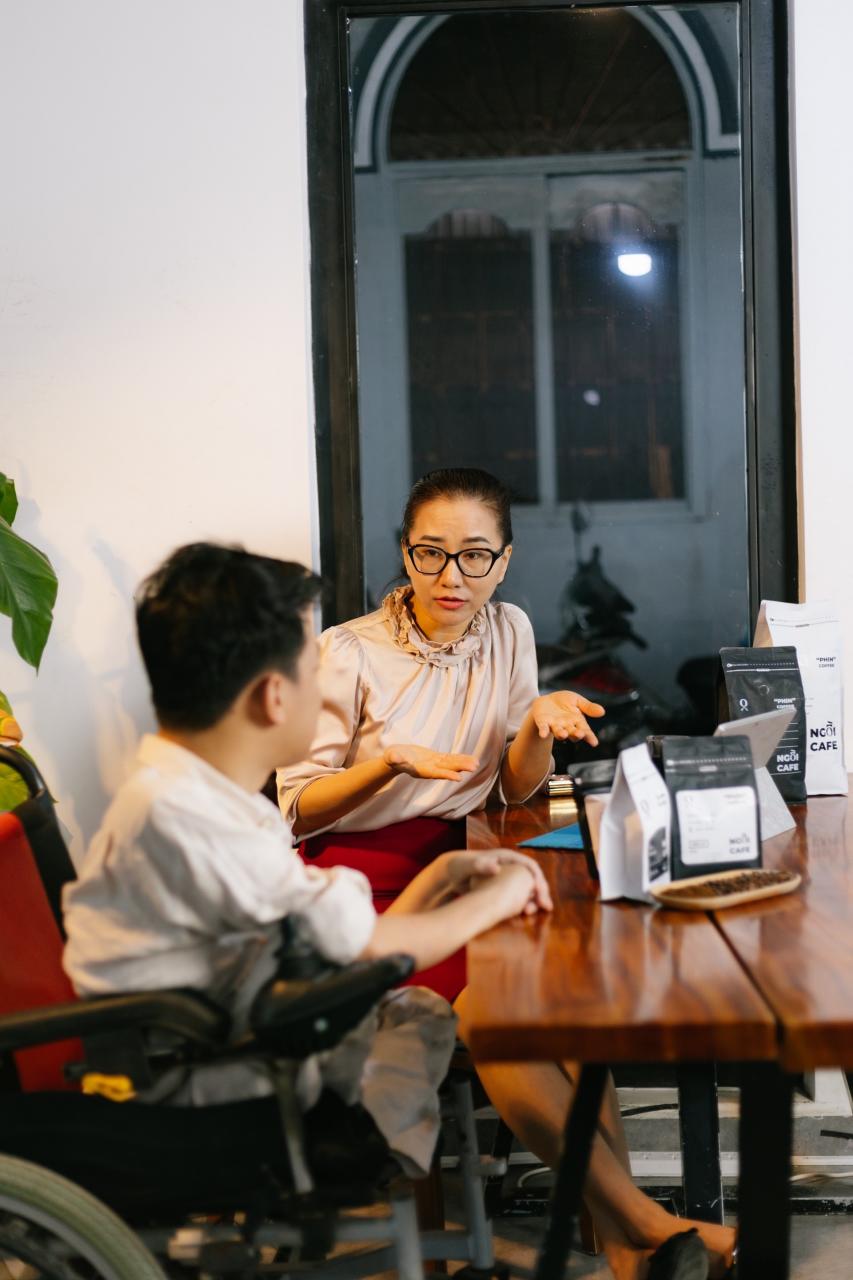 Ngồi xe lăn, chàng trai 8X vẫn kiếm trăm triệu/tháng, điều hành cả công ty - 4