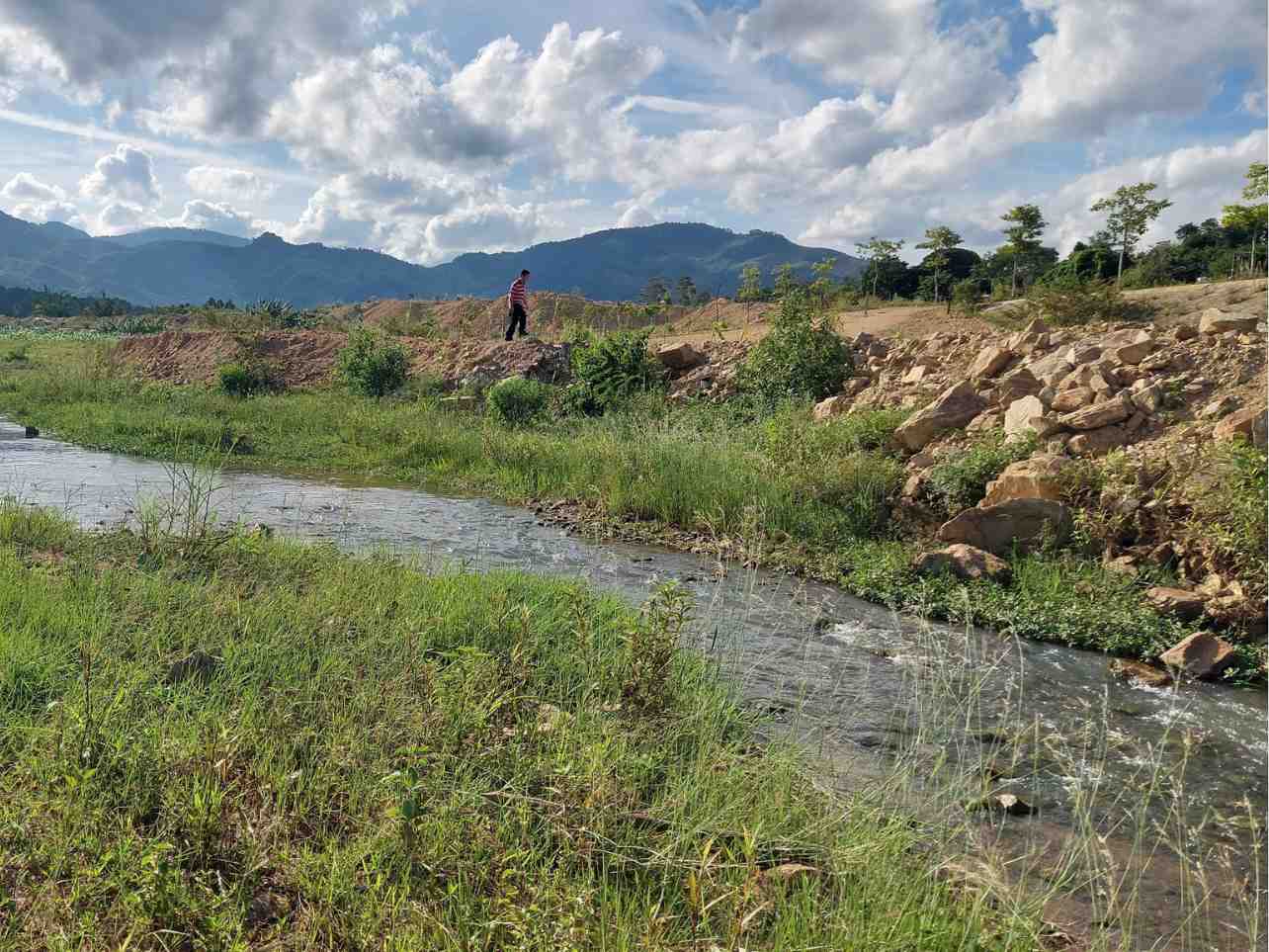 Durante la temporada de lluvias, cuando el nivel del río sube, puede obstruir su caudal. Foto: Duc Nhat