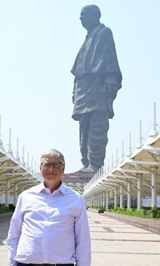 Bill Gates se registra ante la Estatua de la Unidad más alta del mundo, en Gujarat, India.