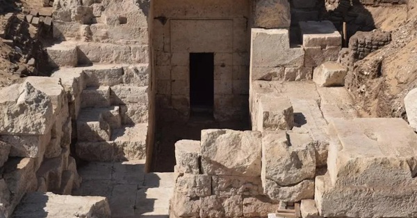 2.100 Jahre alter ägyptischer Tempel in Felswand versteckt entdeckt