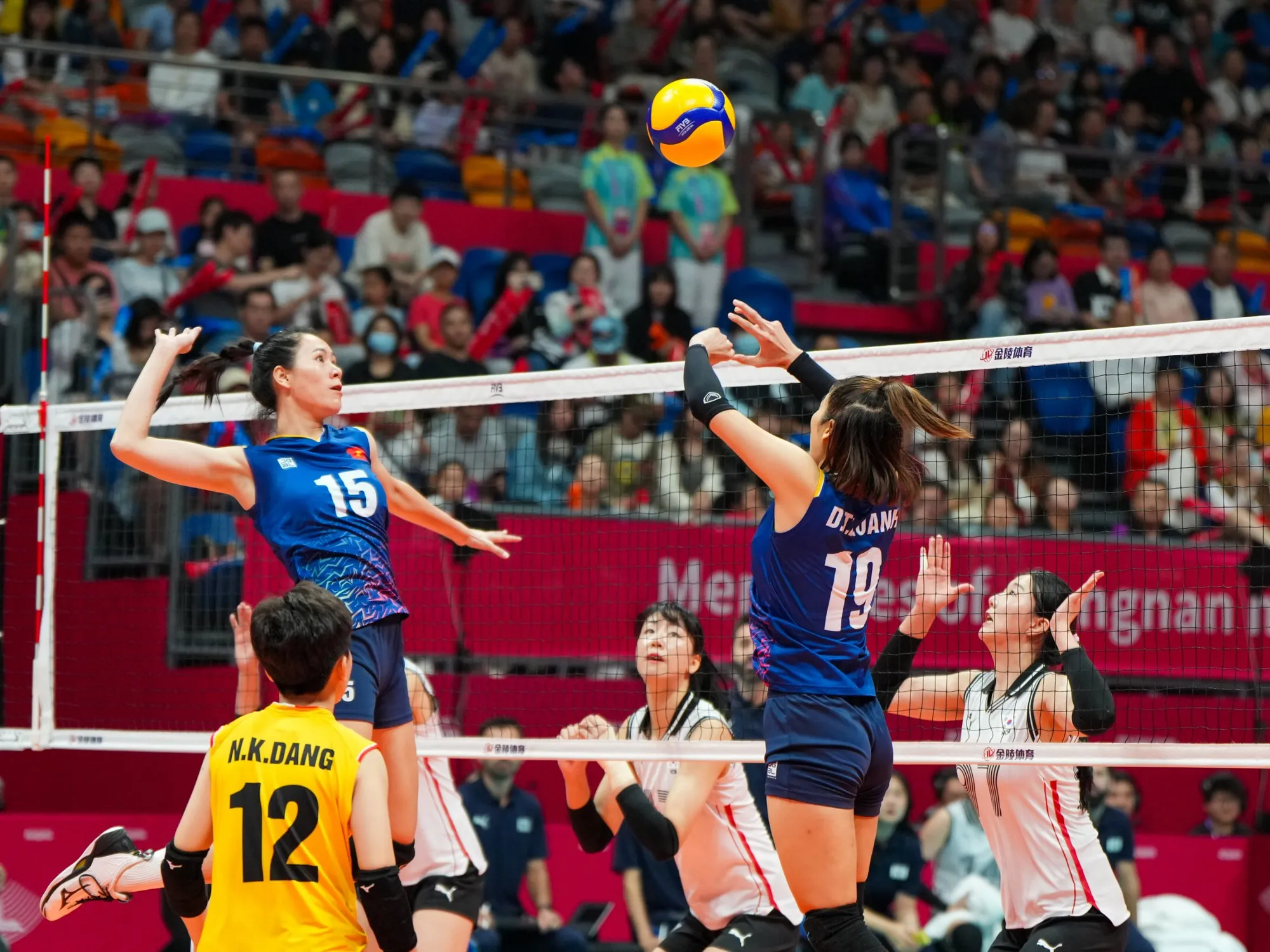 El equipo de piernas largas hizo historia para el voleibol femenino vietnamita en ASIAD 19