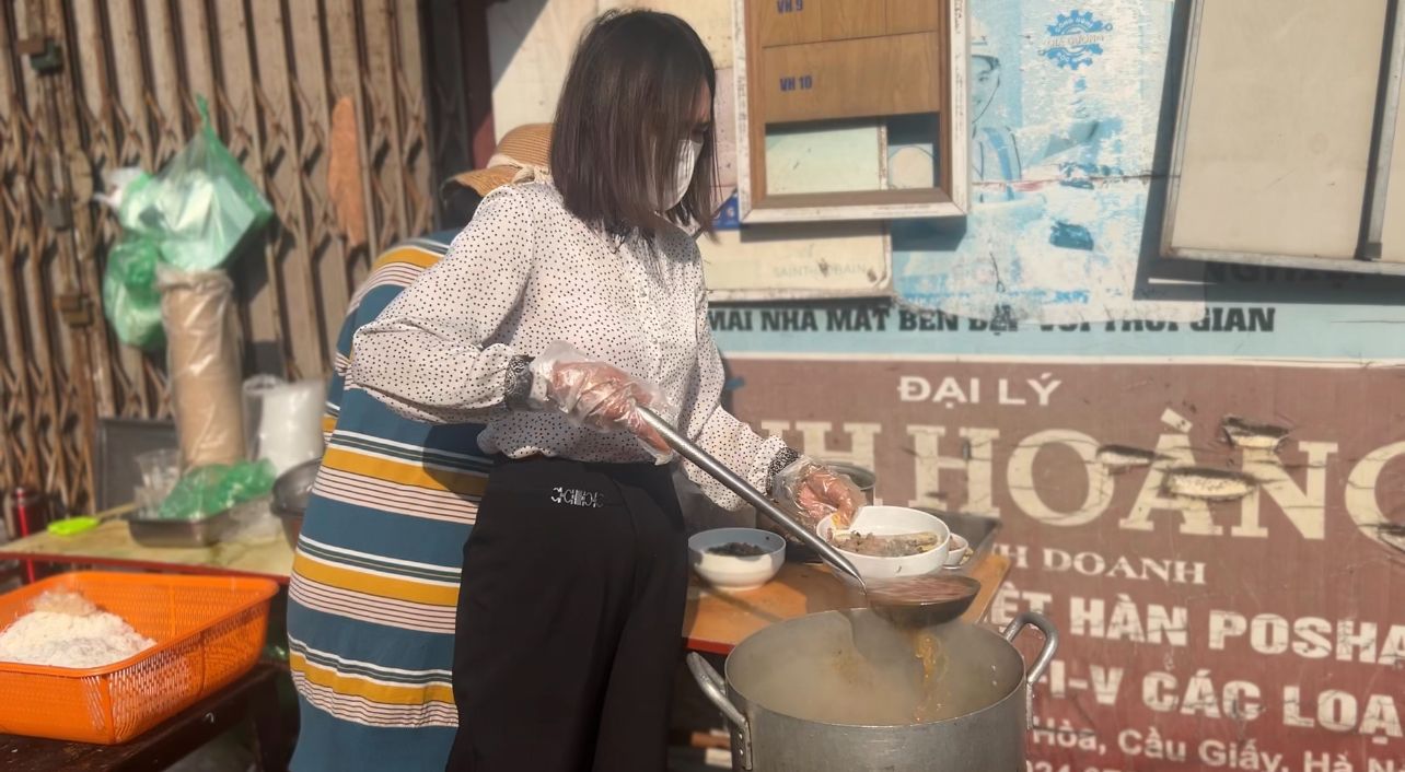 Según ella, durante el Tet, mucha gente de otras provincias regresa, pero muchos hanoianos nativos salen a comer, por lo que el número de clientes sigue siendo alto. “Durante el Tet, vendo una tonelada de fideos todos los días”, dijo la Sra. Xoan.