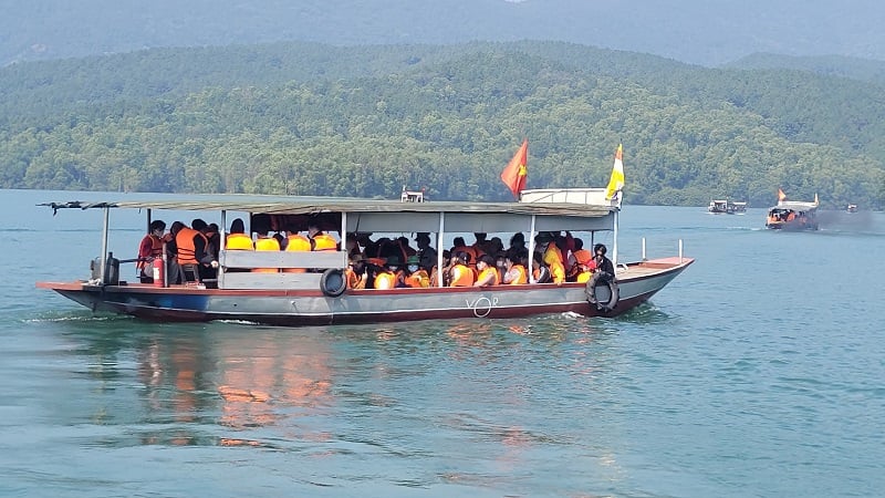 El tiempo durante el Año Nuevo Lunar en la provincia de Hanoi Bastante Conveniente, creando buenas condiciones para que los huéspedes del crucero exploren Lago Nha Trang Camino en la zona turística de la pagoda Huong Tich en la comuna Thien Loc, distrito de Can Loc.