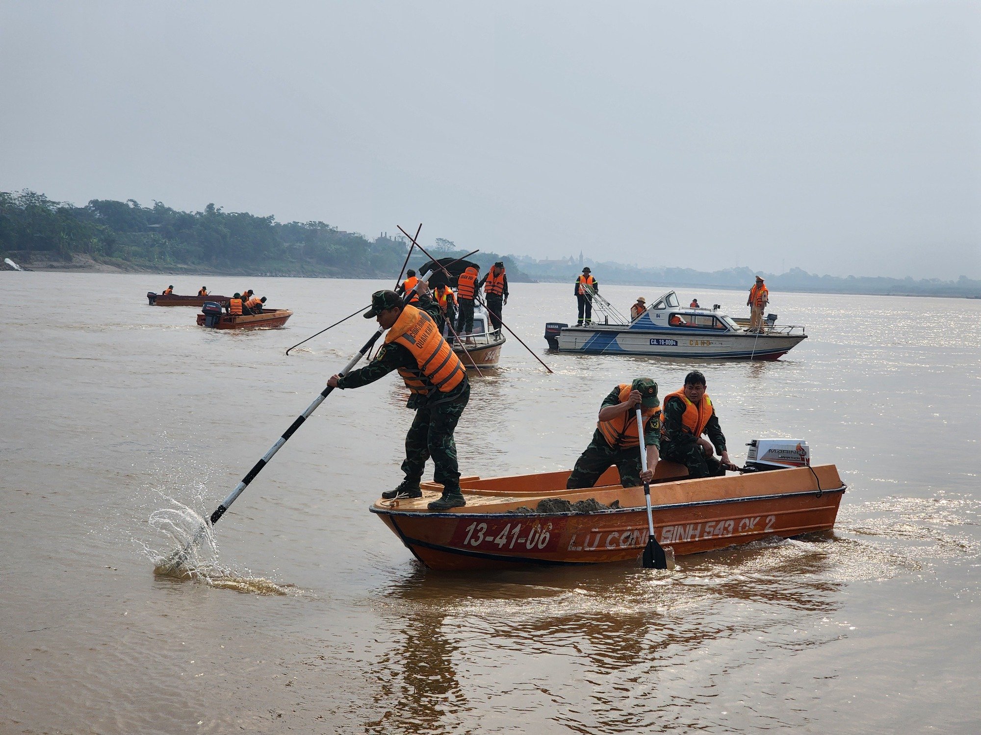 Thủ tướng yêu cầu nỗ lực tìm kiếm nhóm học sinh mất tích do đuối nước ở Phú Thọ- Ảnh 1.