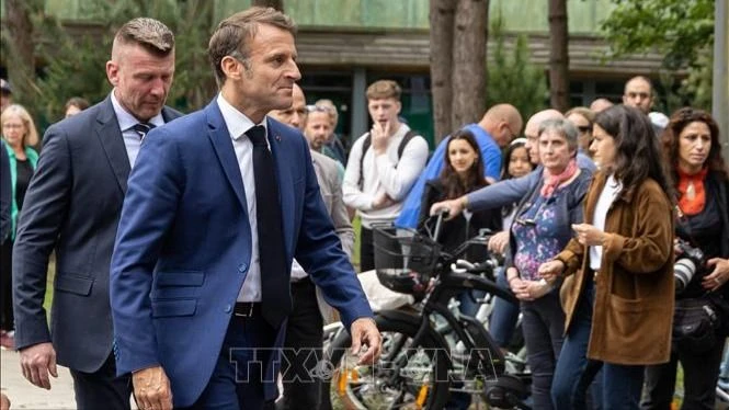 French President Emmanuel Macron leaves a polling station for the National Assembly in Le Touquet, June 30, 2024. Photo: THX/TTXVN