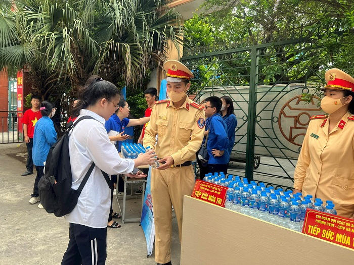 El tráfico en Hanoi está garantizado el día del examen de ingreso al décimo grado. Imagen 1