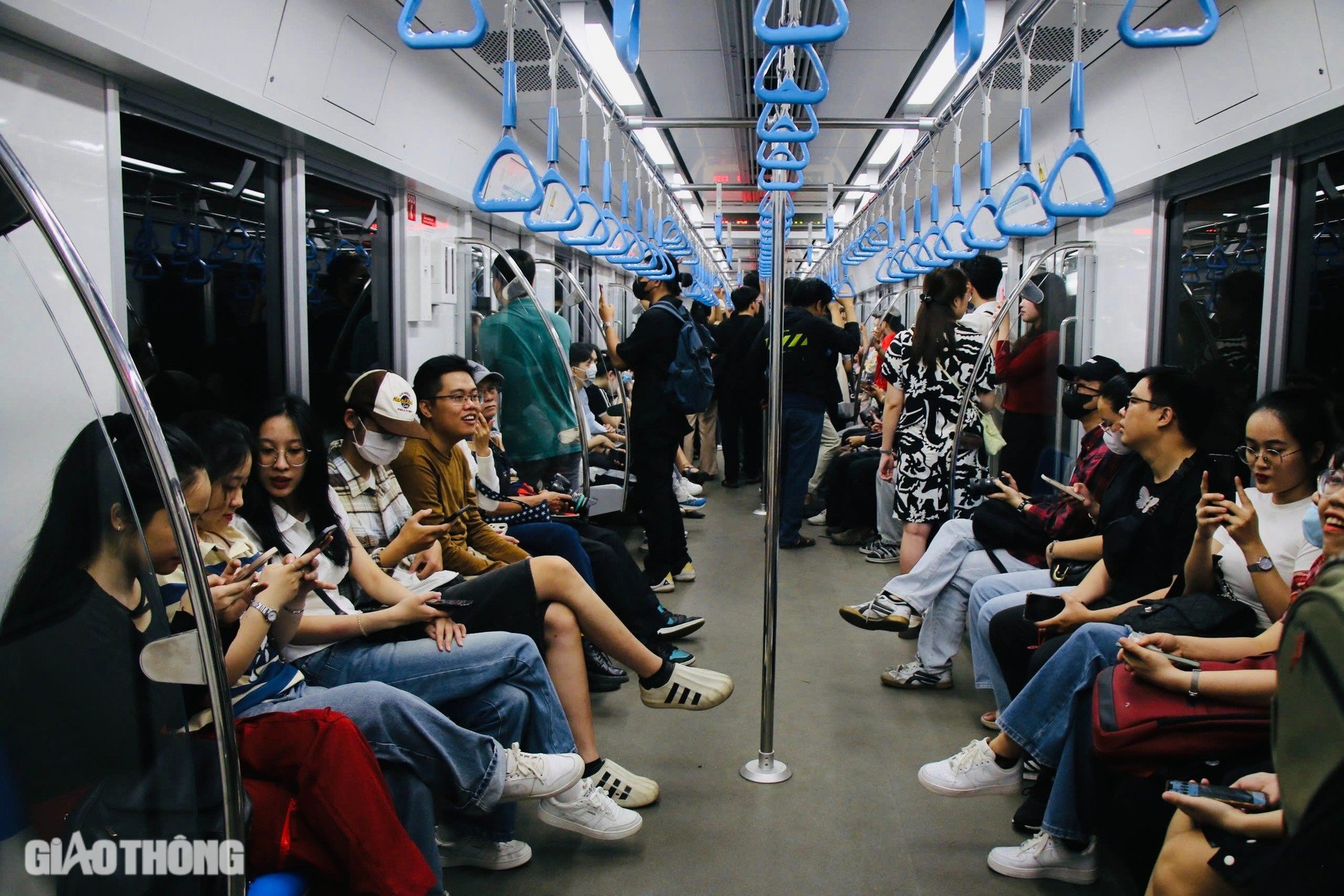 Les habitants de Ho Chi Minh-Ville découvrent avec enthousiasme le métro avant son jour de mise en service officielle, photo 7