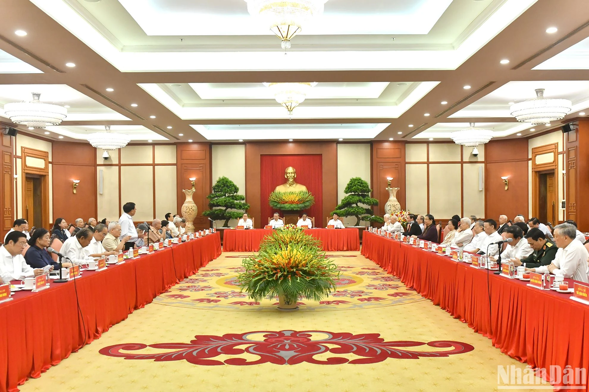 [Photo] General Secretary and President To Lam chaired the meeting with leaders and former leaders of the Party and State photo 11