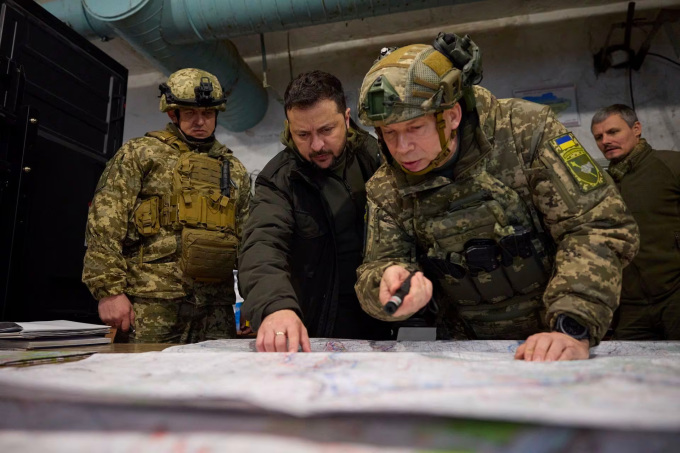 Präsident Wolodymyr Selenskyj (Mitte) und der Kommandeur der ukrainischen Armee, Oleksandr Syrskyj, am 30. November in Kupjansk, Ukraine. Foto: Reuters