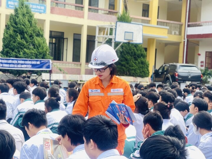 Muong Cha Electricity and Dien Bien Power Company workers promote safety in power grid corridors at schools.