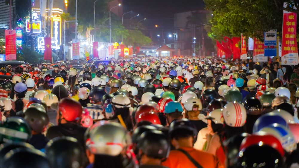 Crowds of people flocked to Can Tho to watch fireworks on the 20th anniversary of becoming a centrally-governed city. Photo: Ta Quang