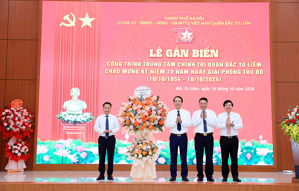 Leaders of Bac Tu Liem district presented flowers to congratulate the district's political training center.