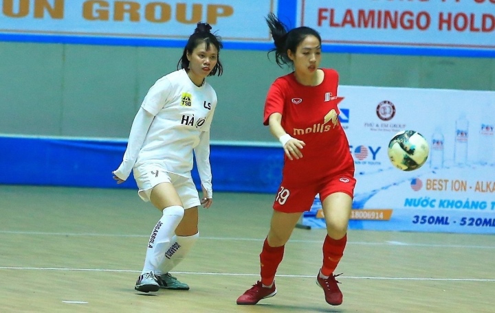 Hot girl Trần Thị Duyên tỏa sáng ở sân chơi futsal - 1