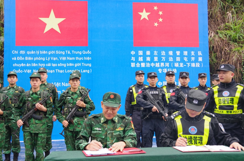 Đồn Biên phòng Cửa khẩu Lý Vạn (Việt Nam) và Đại đội quản lý biên giới huyện Đại Tân (Trung Quốc) ký kết biên bản tuần tra song phương.