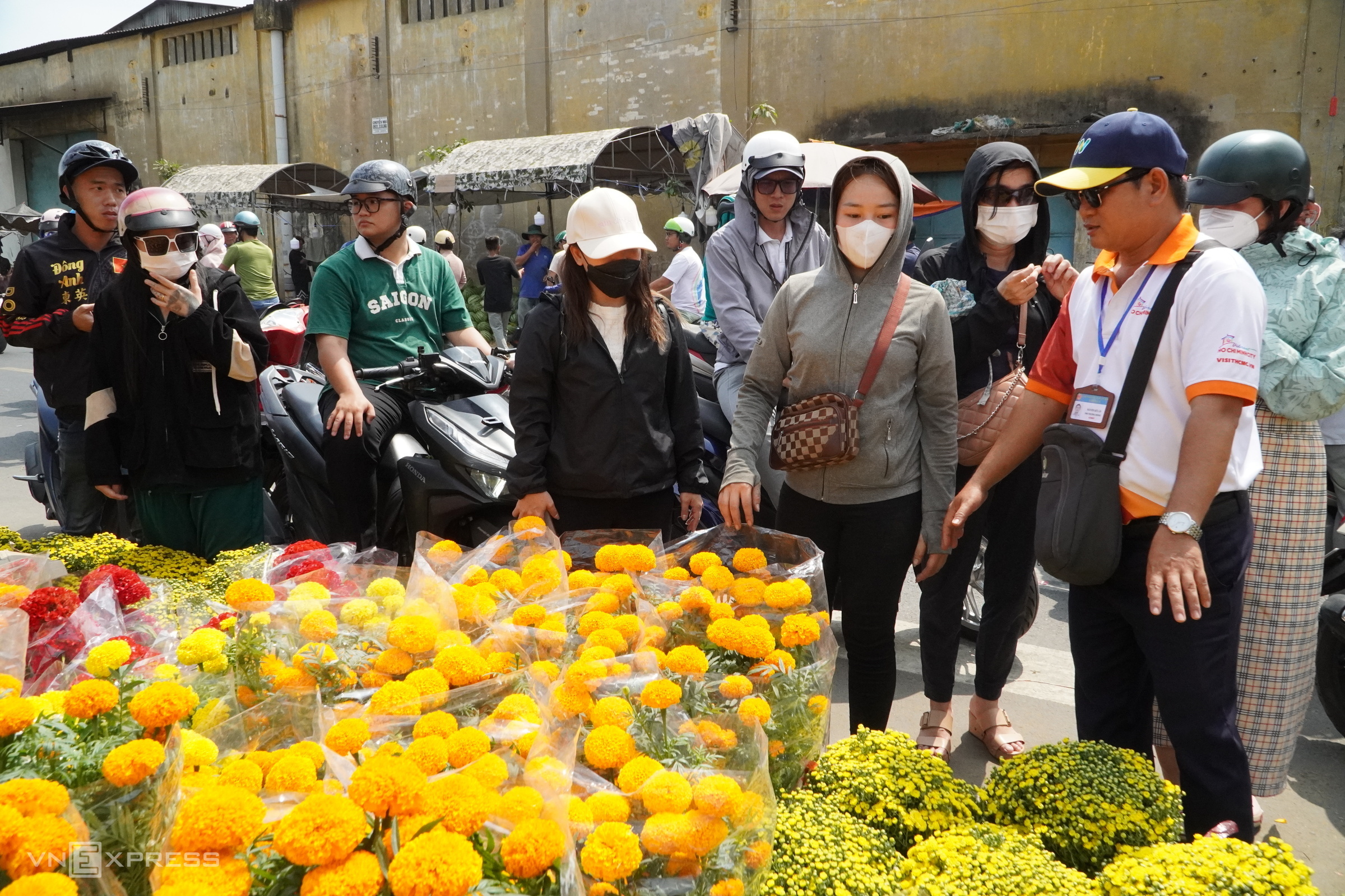 Ho Chi Minh-Ville achète plus de 9 000 pots de fleurs du Têt à des commerçants