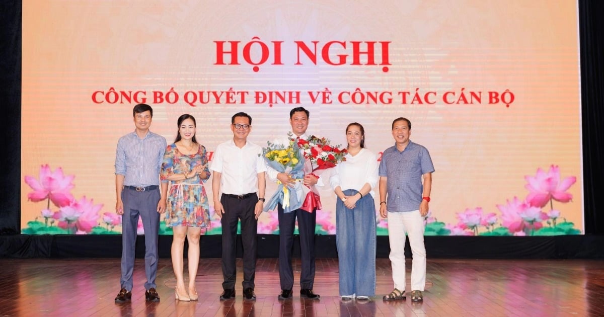 El Artista Popular Trung Hieu y Cong Ly están felices de que el Teatro Dramático de Hanoi tenga un nuevo Director Adjunto.