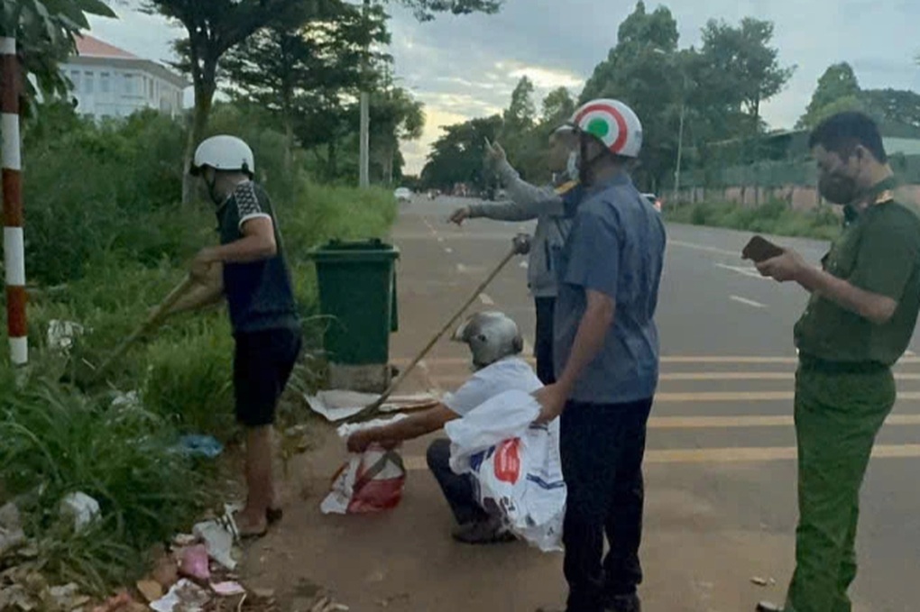 Vụ mùi lạ khiến cô giáo ngất xỉu: Nghi phát tán từ bãi rác tự phát - 2