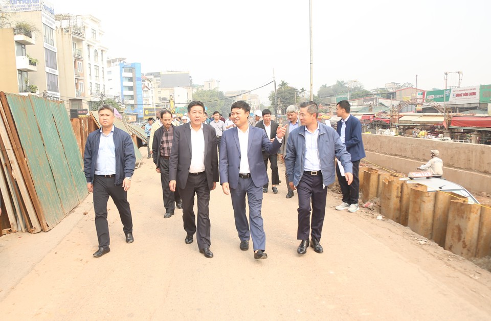 On the morning of March 6, Vice Chairman of Hanoi People's Committee Duong Duc Tuan inspected and removed difficulties and obstacles in two key traffic projects: the An Duong - Thanh Nien intersection overpass construction project; and the Xuan Dieu street upgrade and renovation project.