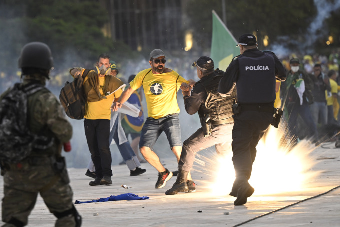 Đám đông ủng hộ cựu tổng thống Brazil Jair Bolsonaro đụng độ với lực lượng an ninh tại tòa nhà quốc hội ở Brasilia hôm 8/1/2023. Ảnh: AFP