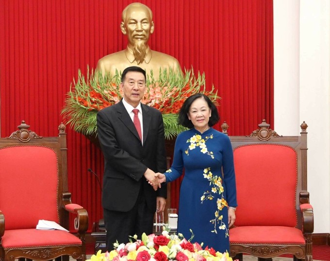 Standing member of the Secretariat Truong Thi Mai received Mr. Vuong Dung, head of the delegation of the Chinese People's Political Consultative Conference, at the Party Central Committee headquarters on November 30. Photo: VNA