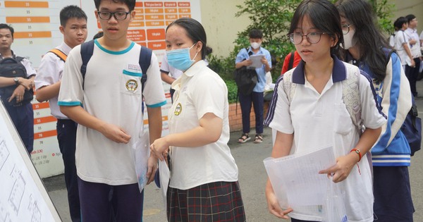 The first public school in Ho Chi Minh City to organize specialized 10th grade exams