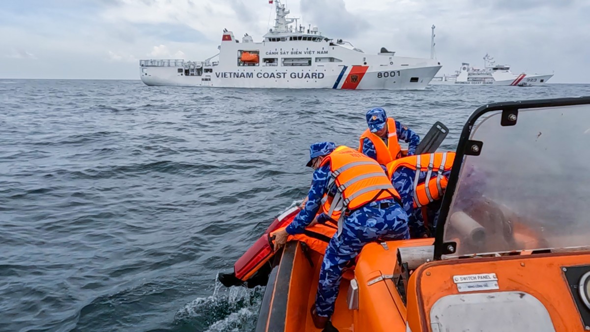 Vietnam - Indonesia Coast Guard conducts joint training at sea photo 3