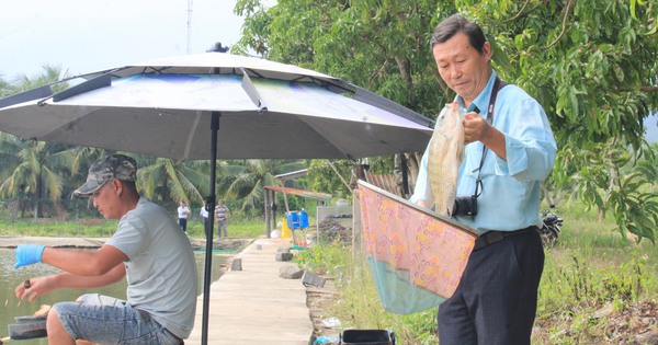 Einen Teich ausheben, um zwei Fischarten zu züchten und die Leute zum Spaß angeln zu lassen – wer hätte gedacht, dass dieser Bauer aus Khanh Hoa reich werden würde?