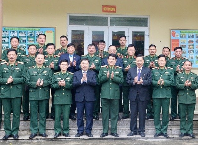 El general Luong Cuong celebra el Tet con soldados de la fuerza de guardia fronteriza del puesto fronterizo internacional de Thanh Thuy, foto 4