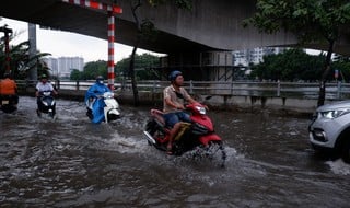 High tide reaches peak, roads turn into rivers, people in Ho Chi Minh City struggle to wade through water to get home